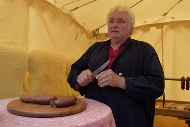 Schäfer Michael Bastian verkaufte seine Lamm-Salami, hergestellt aus eigen kreiierter Rezeptur und ganz ohne Schwein.