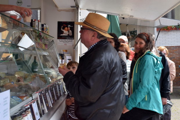 Bei so schönem Wetter steht man gerne Schlange für leckeres Bio-Eis.