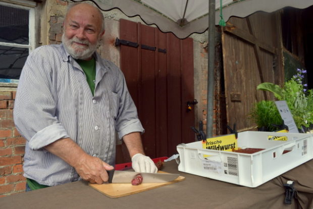 Norbert Jakobi bringt die Wildwurst an den Mann.