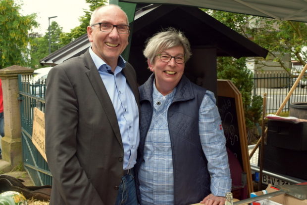 Enrica Geisler vom Gewerbeverein Feldatal hatte die Idee für den Markt. An ihrer Seite:Bürgermeister Dietmar Schlosser.