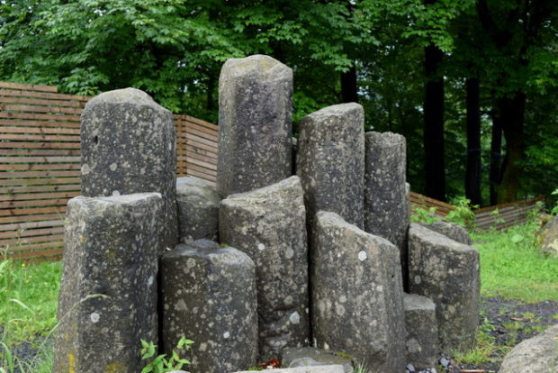 Basalt Stehlen vor dem Naturpark-Museum auf dem Hoherodskopf.