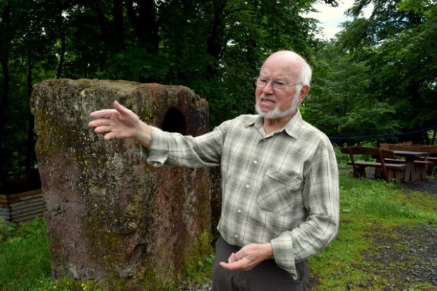 Otto Kirchner vor einem Gesteinsbrocken aus Vulkanasche: Der gelernte Elektriker ist Naturexperte auf dem Vulkan.