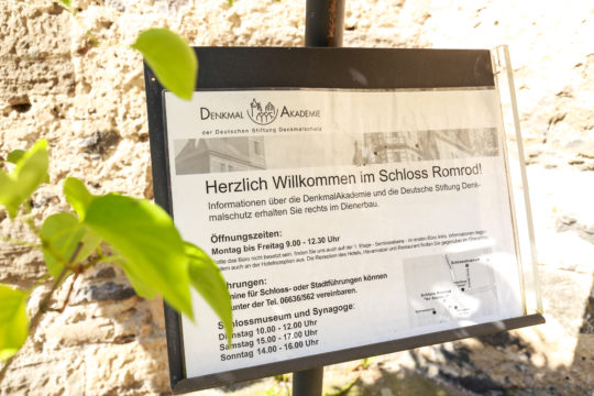 Dieses Schild wird bald der Vergangenheit angehören: Die DenkmalAkademie zieht aus dem Schloss Romrod aus und damit auch die Deutsche Stiftung Denkmalschutz. Foto: Kierblewski