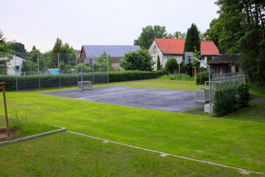 Blick auf den Multifunktionsplatz, der bei Veranstaltungen im DGH als Parkfläche genutzt werden kann.