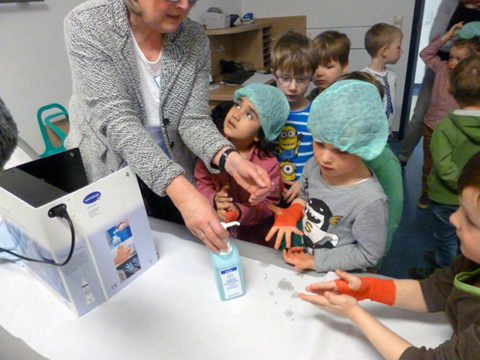  Wie wichtig die Händedesinfektion ist, konnten die Kinder beim Test unter Schwarzlicht selbst erleben.