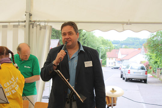 Wohnstättenleiter Thomas Müller begrüßte zahlreiche Gäste und Bewohner zum Sommerfest.