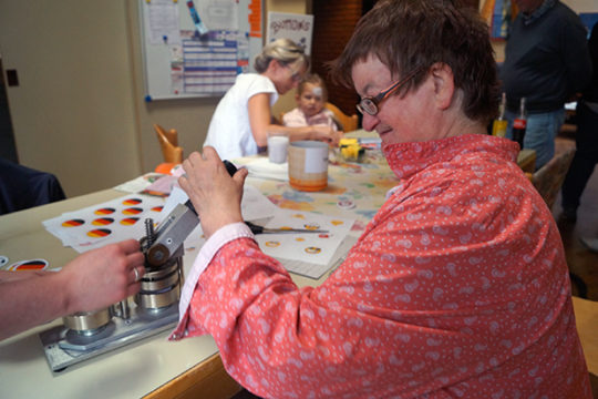 Spaß an der Button-Maschine stand auch auf dem Programm des Sommerfestes in Herbstein.