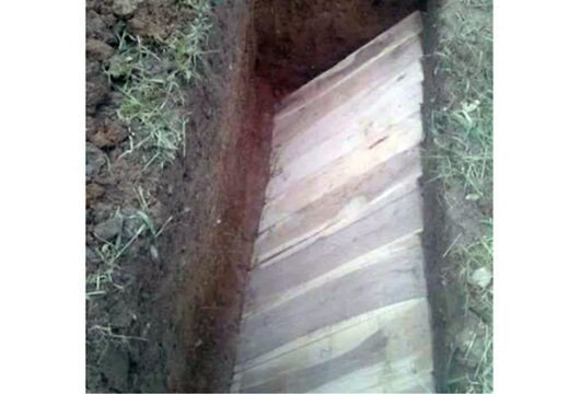 Das Holz sorgt dafür, dass der Verstorbene seitlich liegt und in Richtung Mekka blickt.