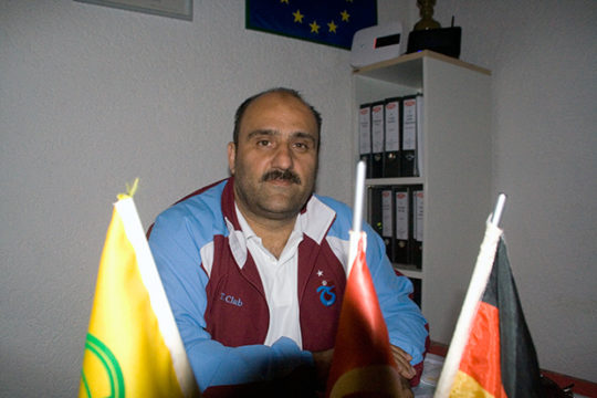 Adem Maden erklärte im Gespräch das muslimische Bestattungsritual.