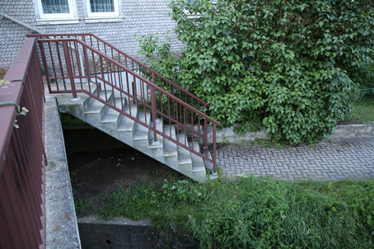 Hindernis für Kinderwagen und Rollstuhl ist diese Treppe an einer Brücke der Bundesstraße 49. 