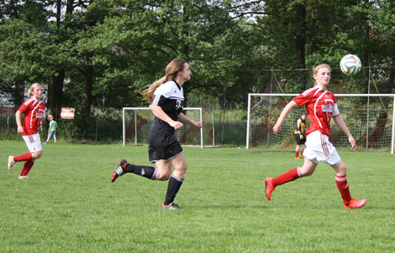 Franziska Piera läuft den Ball ab und klärt nach vorne. 