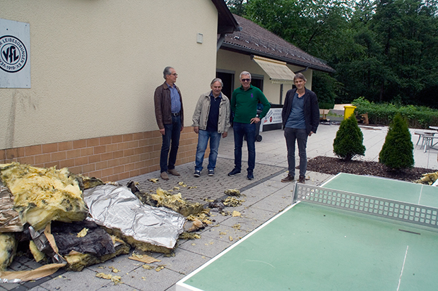 Mit fast schon ungläubigen Blicken nahmen (v.l.) Hermann Lipphardt, Fritz Scheer, Hans Dieter Schubert und Manfred Kuhlmann das Gebäude in Augenschein