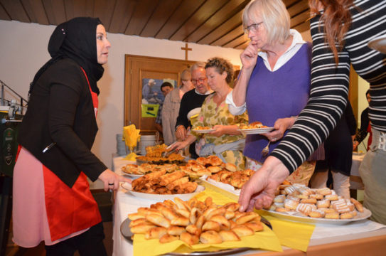 Zur Stärkung gab es ein Buffet, das die islamische Gemeinde aus Alsfeld zubereitet hatte.