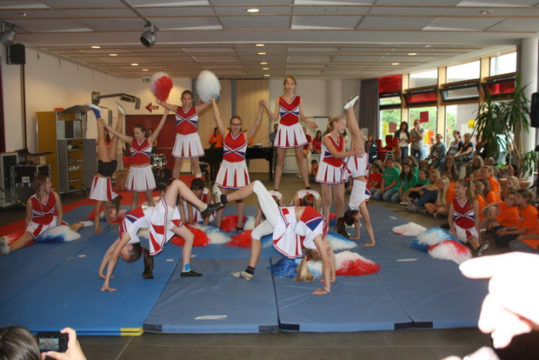 Eine tolle Leistung zeigten die Cheerleaderinnen der Schule.