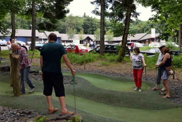 Viel Geschick erfordern die Parcours der Minigolf Anlage.