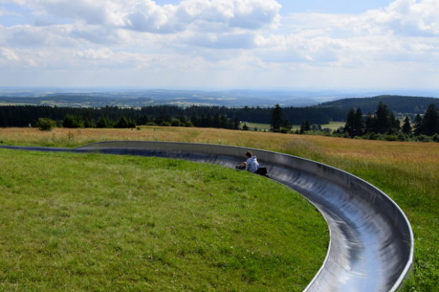 Rasant und mit tollem Ausblick ist man mit der Sommerrodelbahn unterwegs.