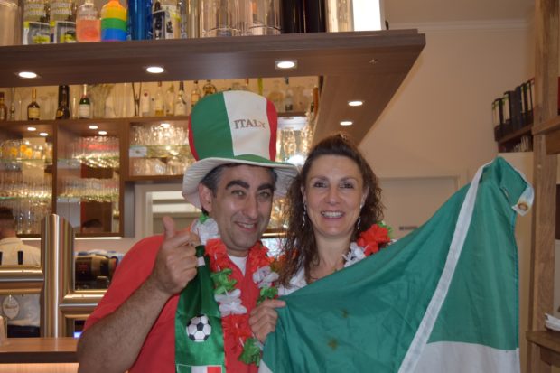 Franco vom Restaurant "Da Franco" tippt auf ein eindeutiges Ergebnis von 1:3 für Italien. Foto: ls