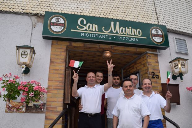 Das Team vom San Marino tippt auf einen knappen 1:2 Sieg für ihr Heimatland. Foto: ls
