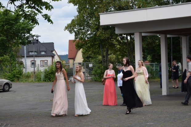 Glamouröse, lange Kleider in schillernden Farben und glitzernden Verzierungen. Das kann nur der Abiball der FOS sein. Foto: ls