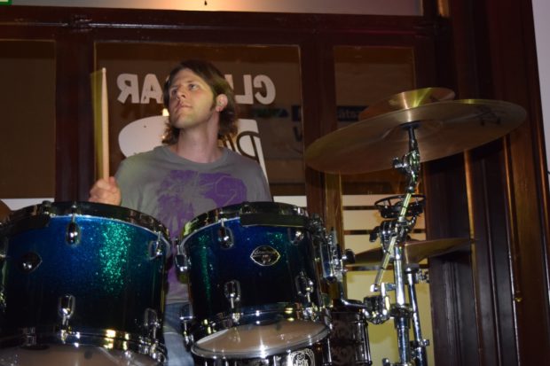 Absolut beneidenswert und unbeschreiblich an diesem Abend: Der Schlagzeuger Marc. Foto: ls