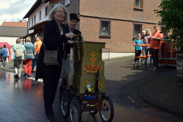 Jörg und Roswitha unterhielten mit der Drehorgel.