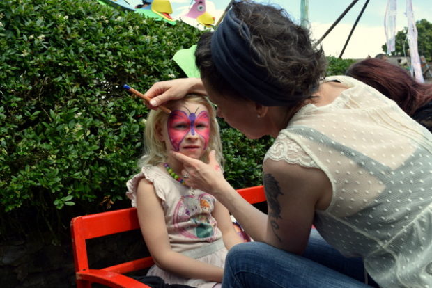 Auch eine Art von Masken: Viele Kinder nutzten die Möglichkeit des Kinderschminkens. 