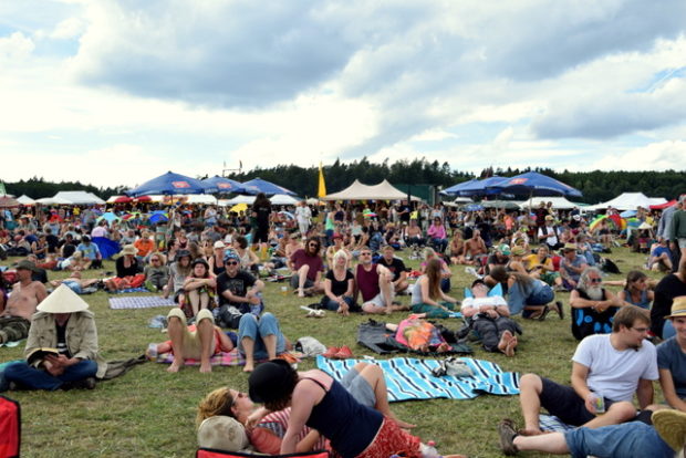 Das Festival ist gut besucht, die Wiesen sind voll. Unter ihnen sicher auch Hippies.