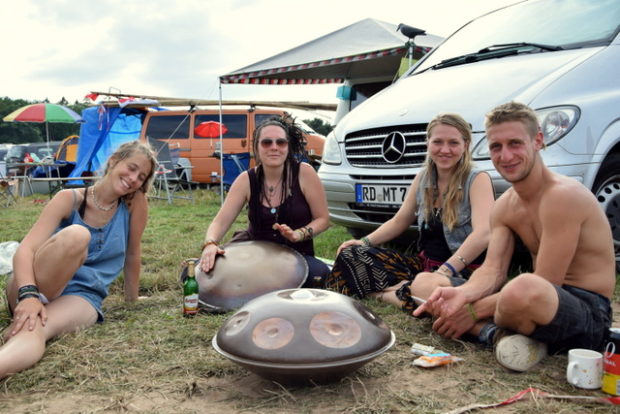 Junge Hippies auf dem Festival geben ein Privatkonzert auf ihrer Hang Drum.