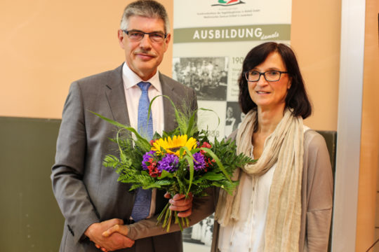 Landrat Manfred Görig hatte vile lobende Worte für die Krankenpflegschule mitgebracht.