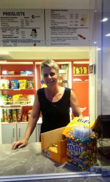Silke Kunzelmann, Theaterleiterin im Kinocenter Alsfeld, fan "Ein ganzes halbes Jahr" schön: "Er hat mich noch eine ganze Weile beschäftigt.".
