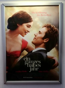 Das Plakat zum Film zeigt Lou (Emilia Clarke) und Will (Sam Claflin)