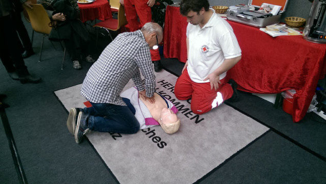 Lernen, wie es geht: Unser Archivbild zeigt einen Besucher des DRK-Standes auf der Herbstmesse 2015 in Alsfeld, der sich die Herz-Druck-Massage erklären lässt. Foto: cdl