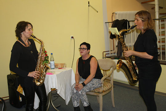 Sabine Klohk (l.) und Tanja Kratz rahmten die Lesung musikalisch ein.