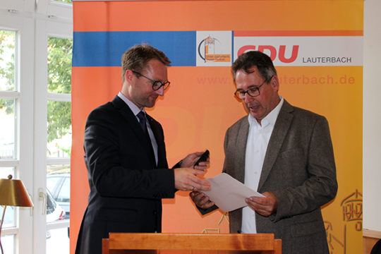  Ehrung für vierzig Jahre aktive CDU-Mitgliedschaft für Johannes Aschenbach (rechts) von Kreisvorsitzendem Dr. Jens Mischak.