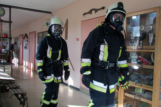 Unter Atemschutz war ein Feuerwehtrupp in der Schule im Einsatz.