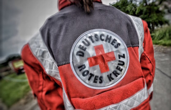 Standen nach dem Unfall im Freibad in der Kritik: Helfer des roten Kreuzes. Symbolfoto: jal