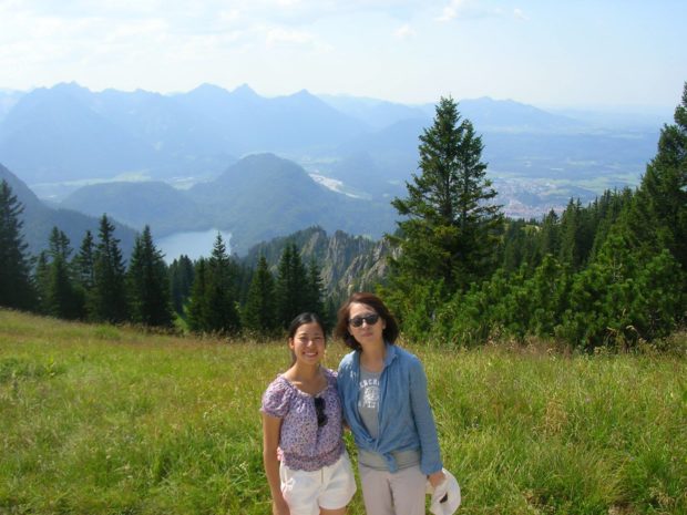 Saeke zusammen mit ihrer Mutter auf Deutschland-Tour. Die beiden sind Naturliebhaber.