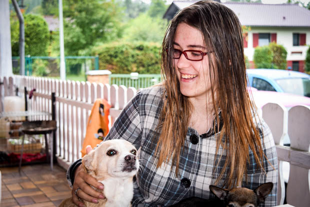 Larissa spricht kaum mit fremden Menschen - mit ihren Tieren allerdings um so mehr: Tiere sind ihr Leben. Foto: ls