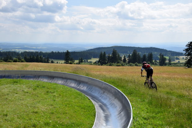 Action mit der Sommerrodelbahn und Mountainbike - und das bei bester Aussicht.