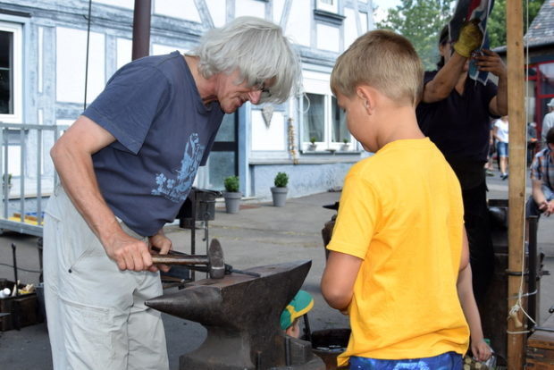 Sandra Geruschkat und Gerhard Rottler zeigten den Kindern wie man den Hammer schwingt.