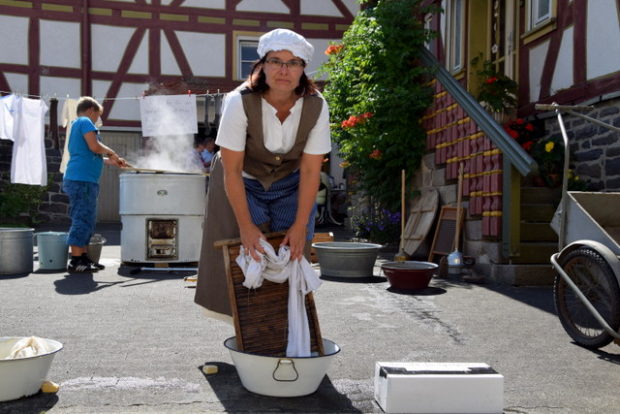 Kerstin Werth-Radmacher wäscht Wäsche wie zu alten Zeiten.