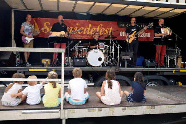 Halb 6 ließen den Programmteil des Festes ausklingen - die Kleinen waren begeistert.