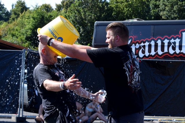 Nette "böse" Überraschung: Wasser war ein begehrtes Gut auf dem Festival.