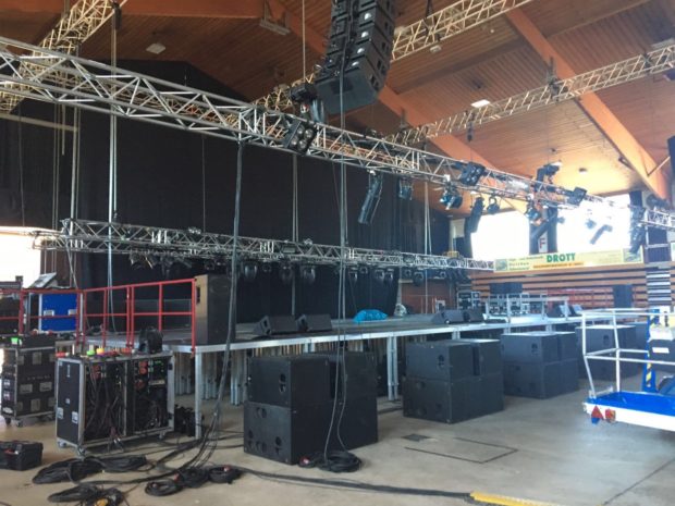 Auch in der Halle laufen die Vorbereitungen noch bis in die letzte Sekunde auf Hochtouren. 