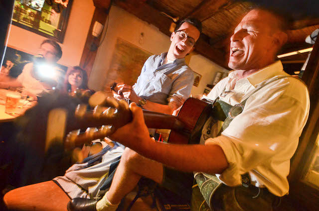 Zum Abschied ein Spontankonzert: Ein Gast in Lederhose und Trachtenhemd aus Franken packte im Irish Pub kurzer Hand seine Gitarre aus. Nun hat die Kneipe in der Oberen Fuldaer Gasse für immer geschlossen.