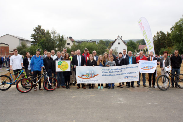 Eine große Gemeinschaftsleistung stellt die Errichtung des ersten hessischen Schul-Bikeparks dar – dieses Foto dokumentiert, wie viele Menschen Anteil hatten. Foto: Traudi Schlitt
