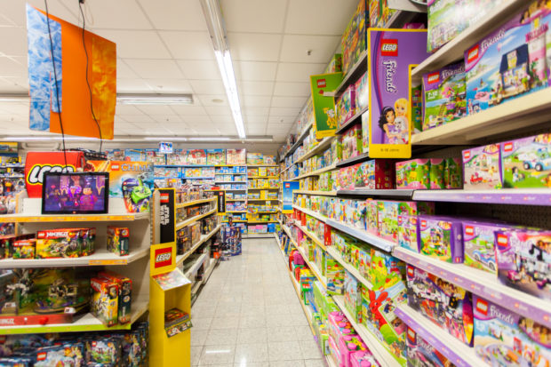Viele fragen sich wo sie jetzt Kinderspielzeug kaufen sollen - dafür finden sie beim neuen Drogeriemarkt Müller eine Auswahl. Foto: le