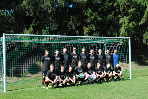 Sichtbare Freude auf den Gesichtern der Mannschaft: 25 neue Aufwärmshirts passend zur neuen Saison. Foto: privat