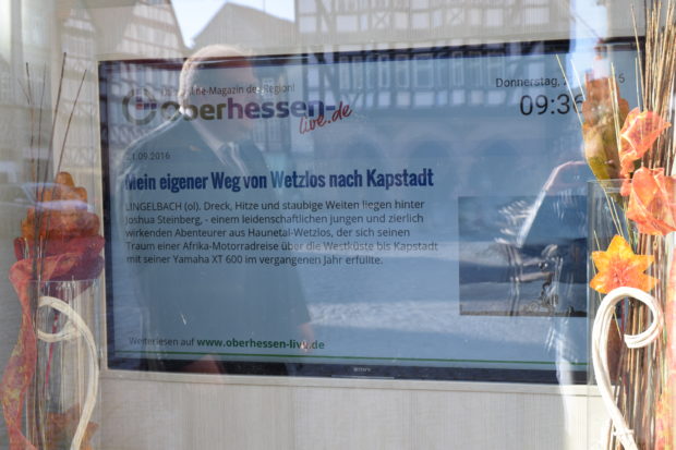 Auch die Inhalte unseres Online-Magazins laufen seit gut zwei Wochen auf dem Alsfeld-TV im Schaufenster des Bürgerbüros in Alsfeld. Foto: ls