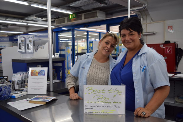 Auch die Mitarbeiten dürfen heute Abend selbst testen worauf sie sich schon den ganzen Tag freuen: Einmal Rennfahrer sein! Foto: ls